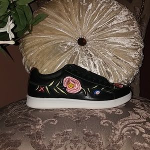 🌷Black sneakers with embroidered flowers.